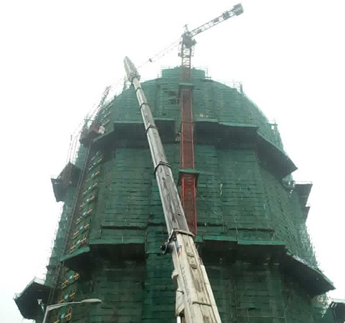 青县吊车在工地上作业